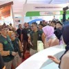 Usai membuka Kuningan FAir 2024, Pj Bupati Kuningan menjinjau sejumlah stand peserta pameran.